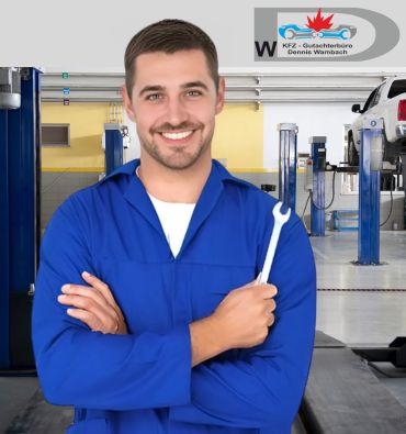 Mann in blauer Arbeitskleidung hält einen Schraubenschlüssel in einer Werkstatt mit Hebebühnen.