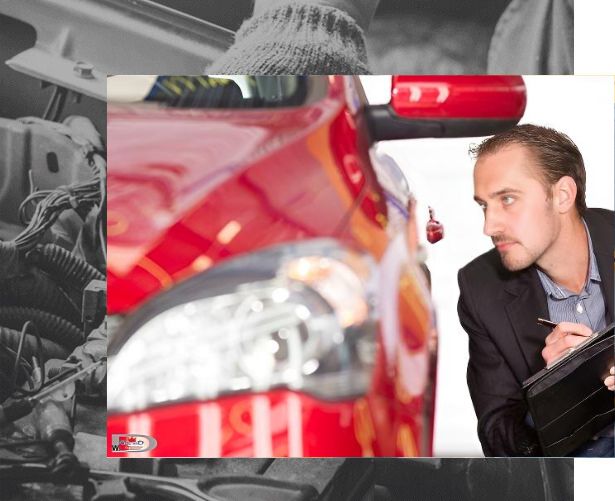 Ein KFZ-Gutachter untersucht ein rotes Auto und macht Notizen auf einem Block.